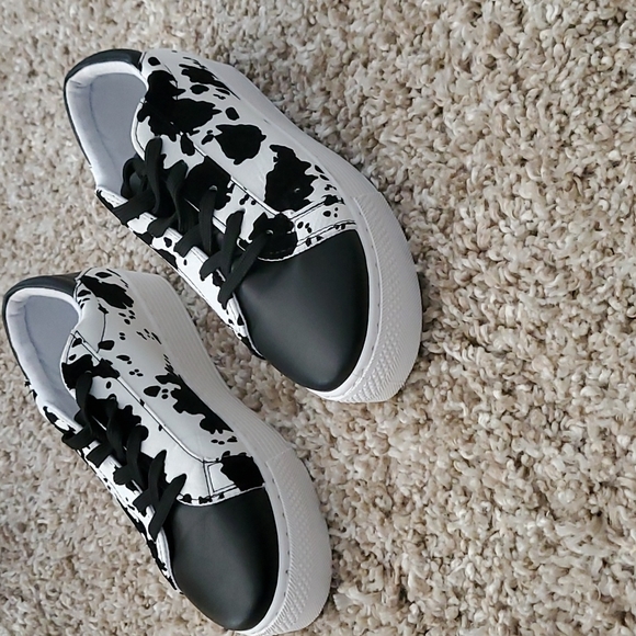 Womens Shoes - Picture 2 of 3